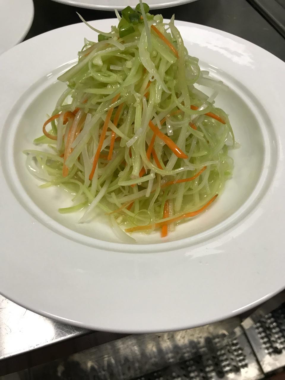 初心999做的凉拌西芹丝过节清肠减脂菜