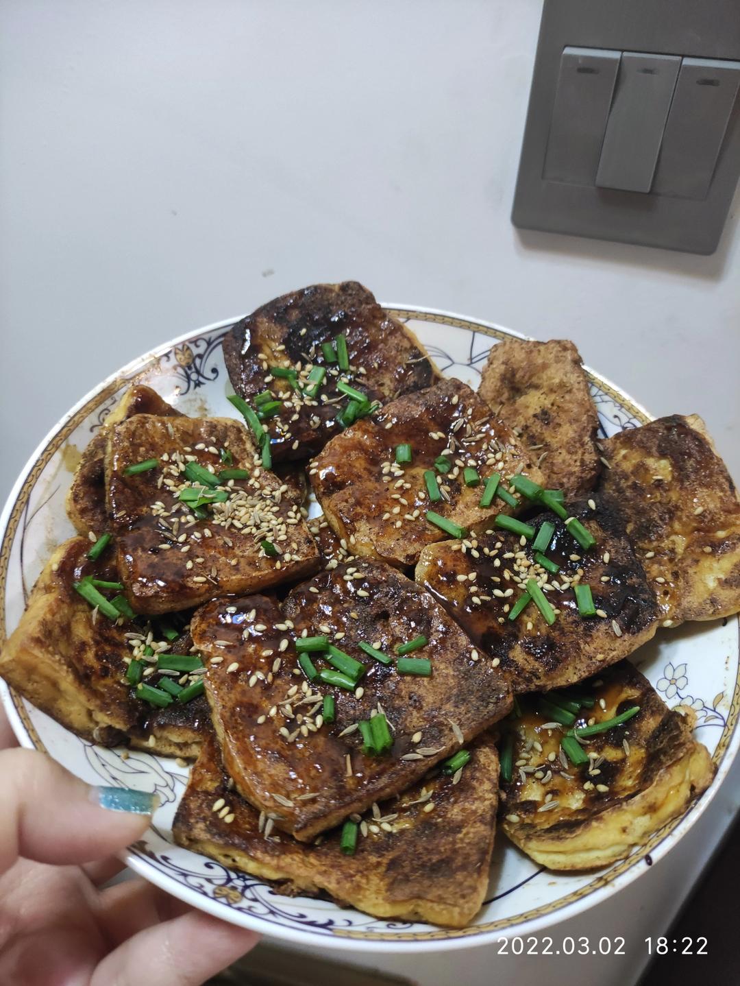 夜市路边摊的香煎豆腐~在家也能轻松做出来.香辣开胃.干净卫生