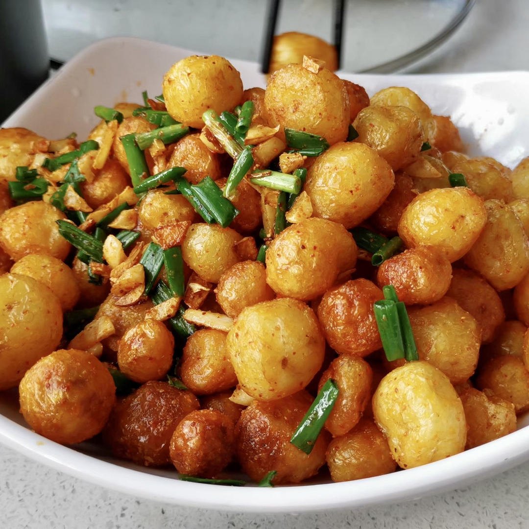 是甜小厨呀做的完整又入味的红烧小土豆