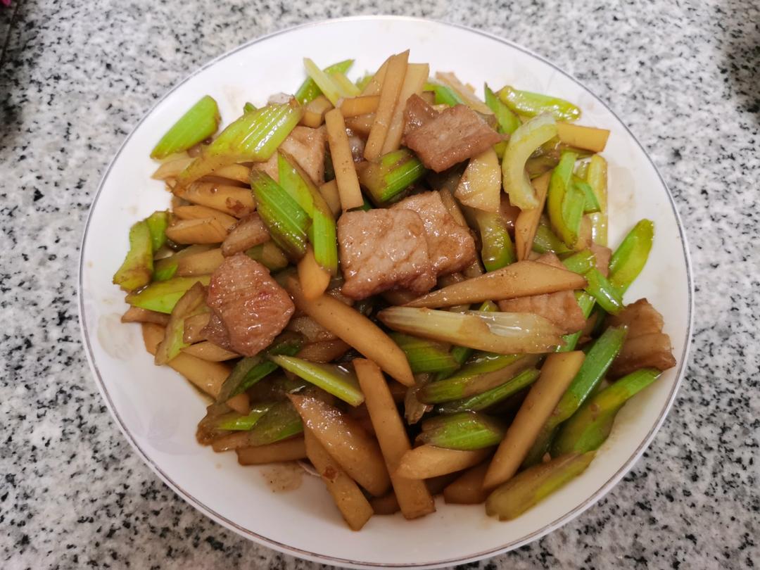 比肉还香的芹菜土豆炒肉