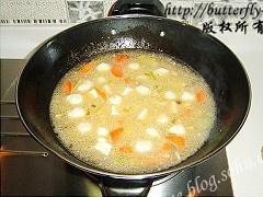 酸辣胡萝卜豆腐鱼丸汤的做法 步骤2