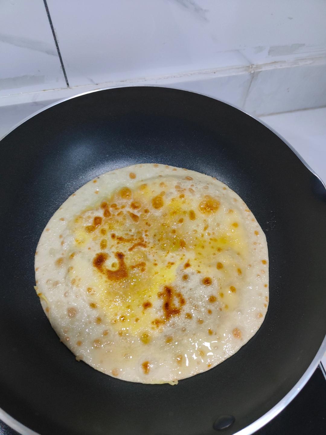 张张都鼓大泡的鸡蛋灌饼这样做不鼓大泡都难