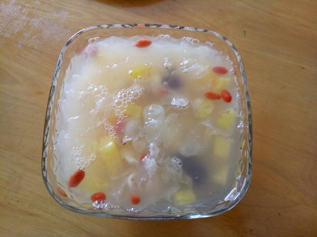 菠萝银耳甜酒汤