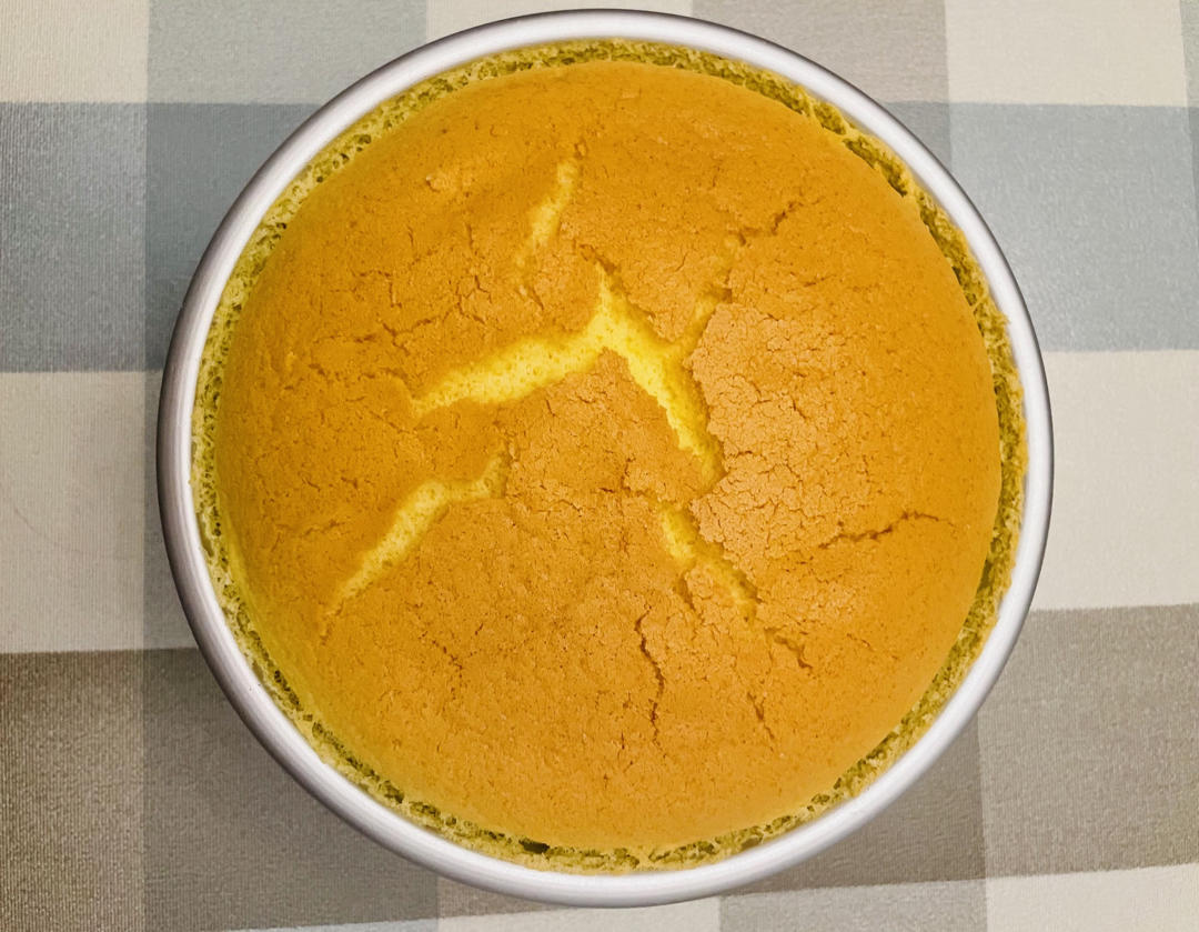 戚风蛋糕（可做生日蛋糕胚子，附带超详细的打发蛋白步骤，含6寸8寸10寸原味配方和可可红丝绒抹茶配方）