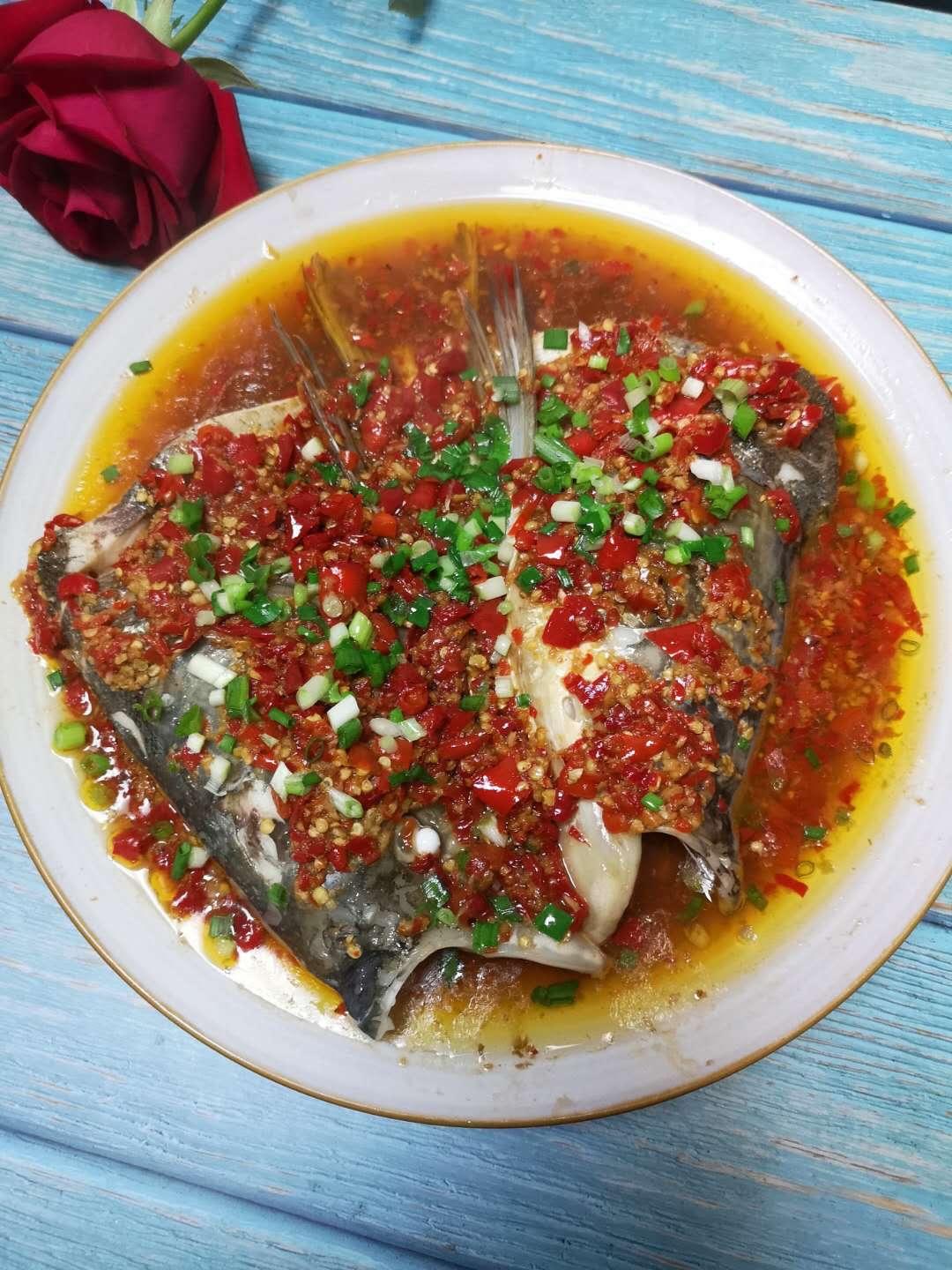 超级下饭的剁椒鱼头😋