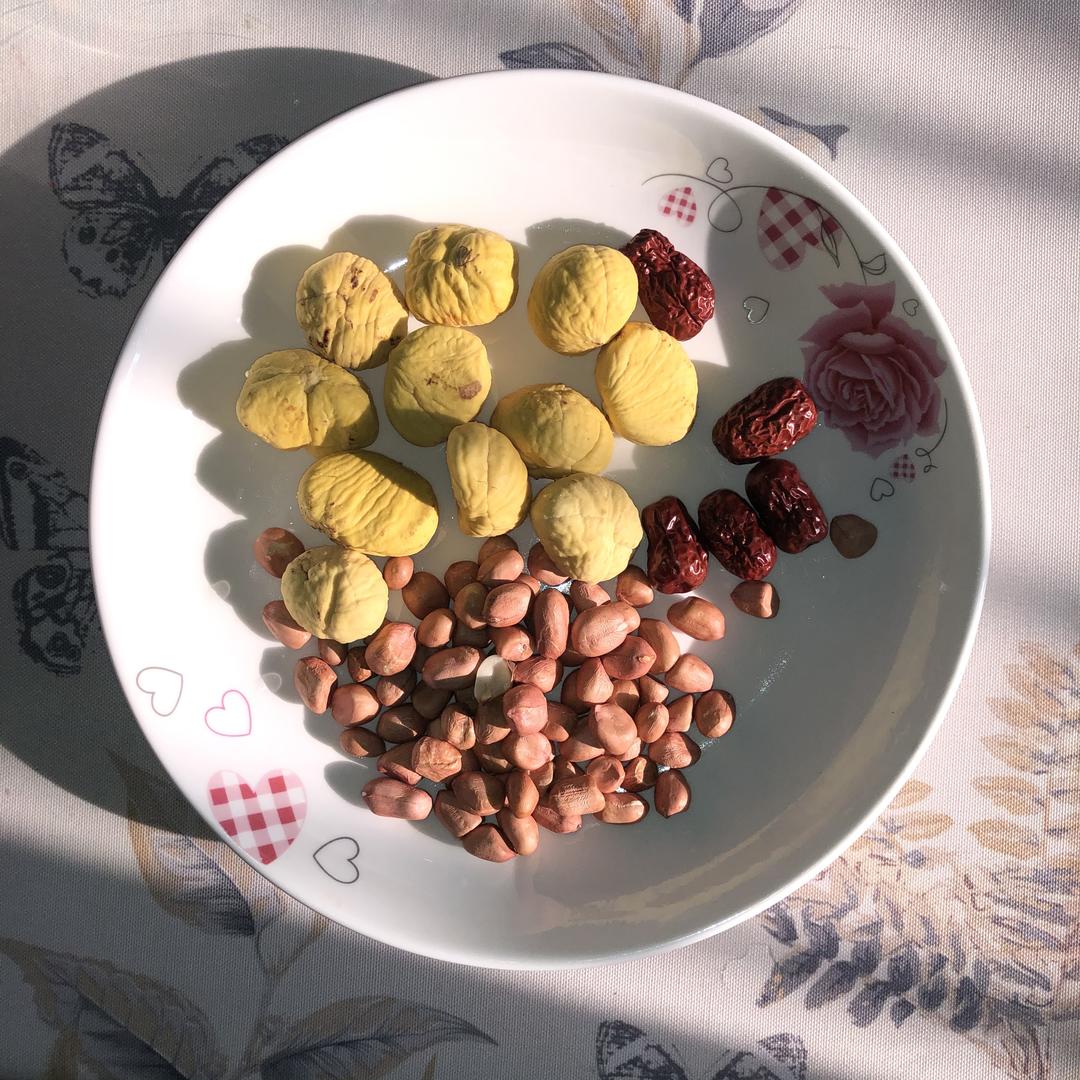 气血双补栗子花生鸡脚汤（简单的）