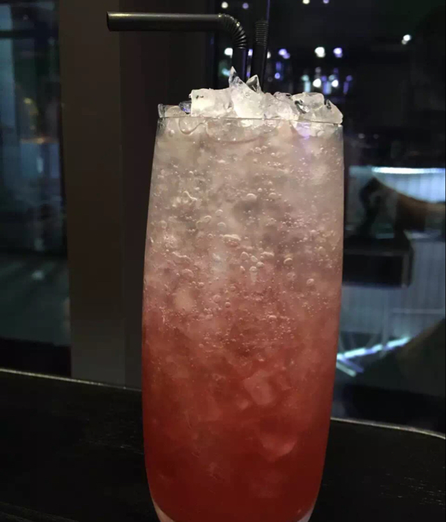 餍羊女那做的新加坡司令鸡尾酒singaporesling