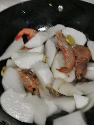 秘制青岛大虾炖白萝卜的做法 步骤4