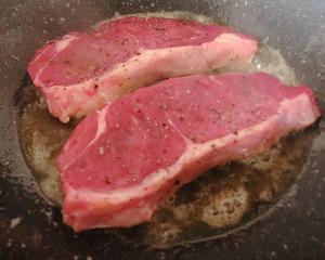 #低碳生酮减肥#五分熟煎牛排，丰富蛋白质，优质的油脂！肉就是力量！的做法 步骤3
