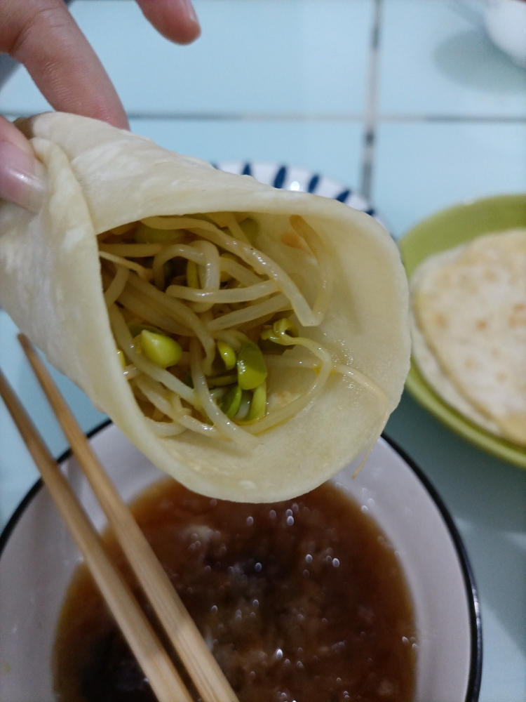 豆芽卷饼～三口一个停不下的做法