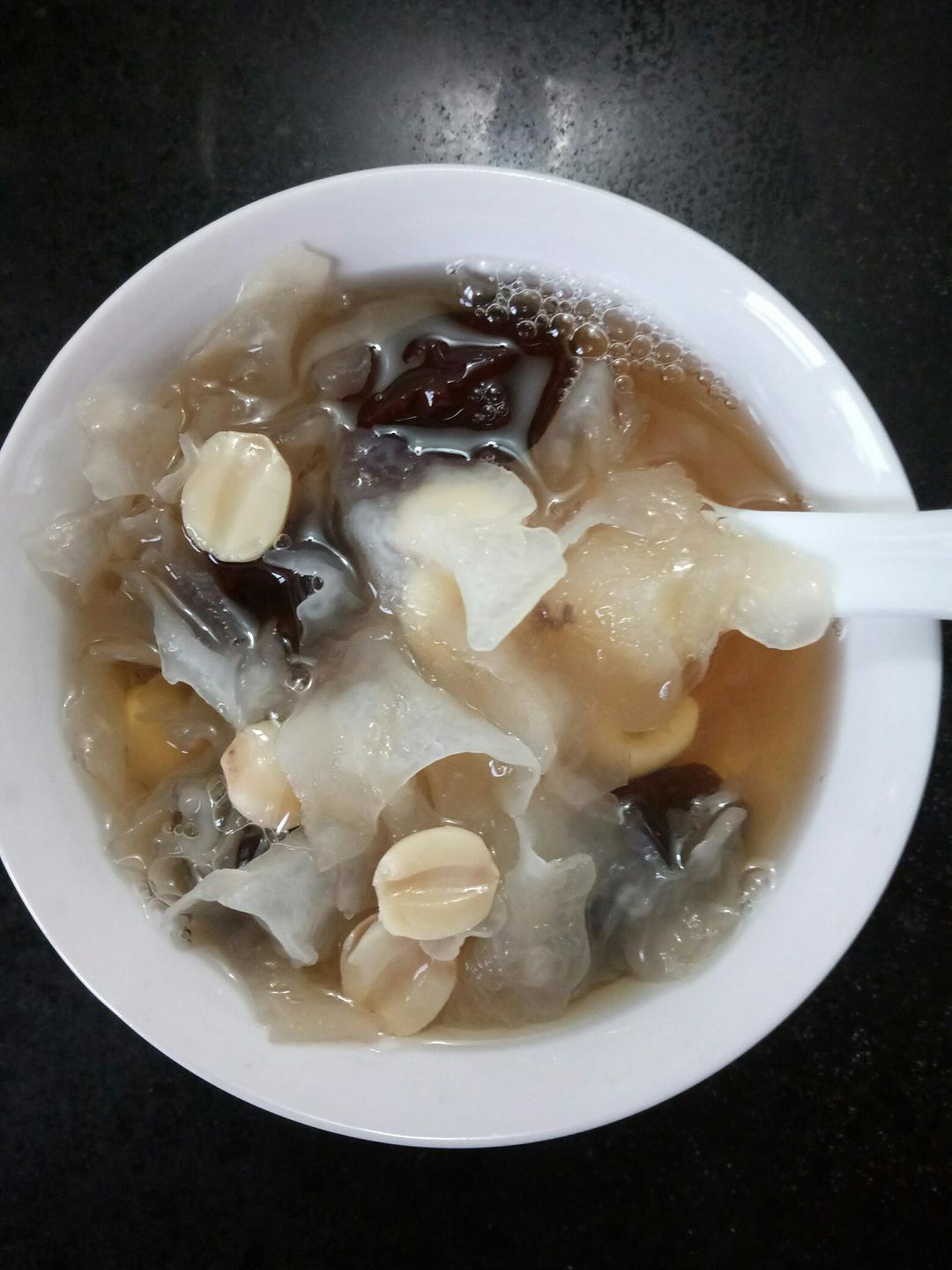 银耳红枣枸杞甜汤