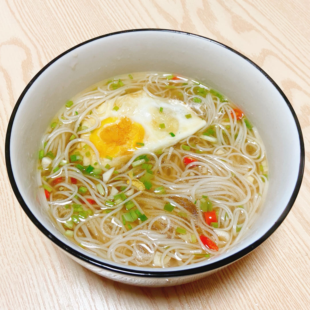 一碗清汤面 🍜 —— 秋日里的治愈系