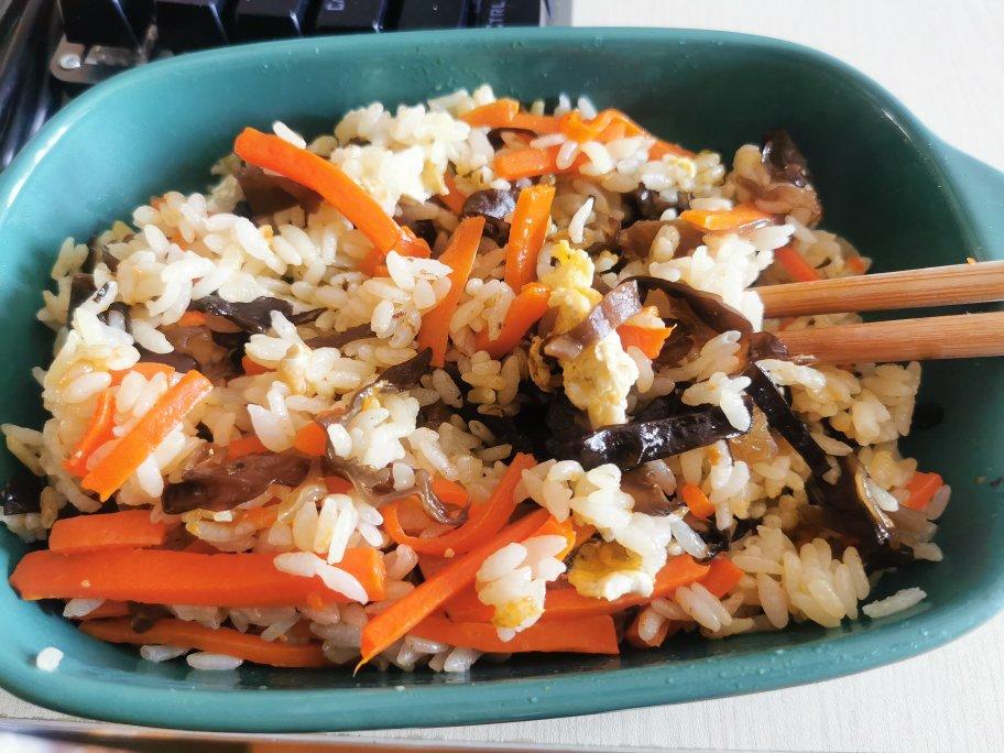 木耳胡萝卜肉丝焖饭