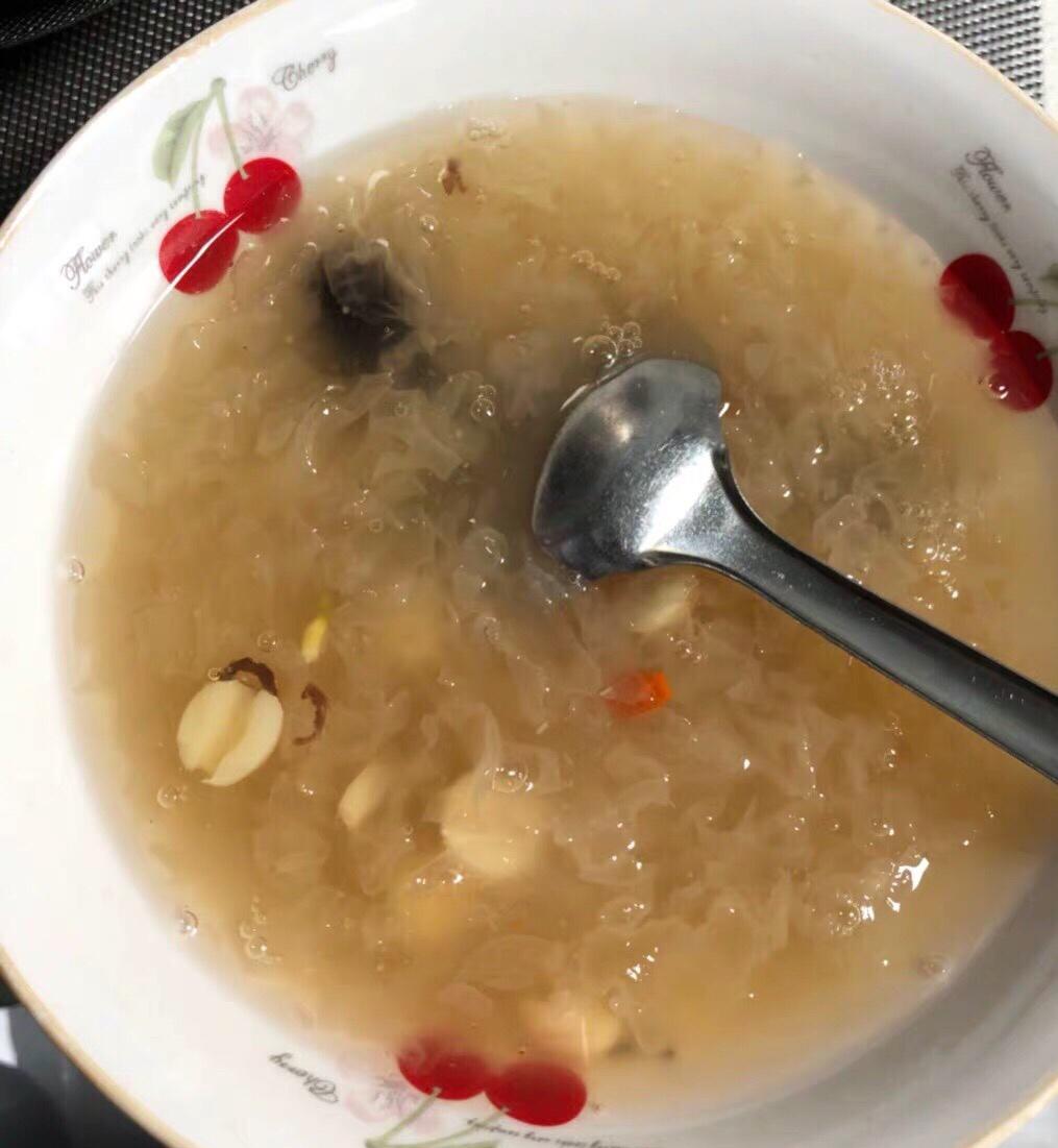银耳桃胶莲子羹｜养颜平民版燕窝