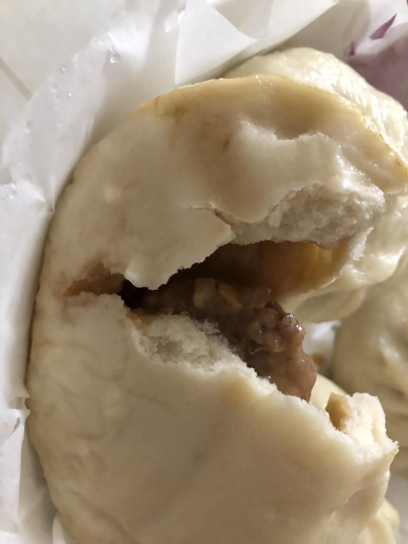 松软多汁的肉包子