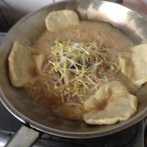 豆芽鸡骨架+锅贴饼的做法 步骤3