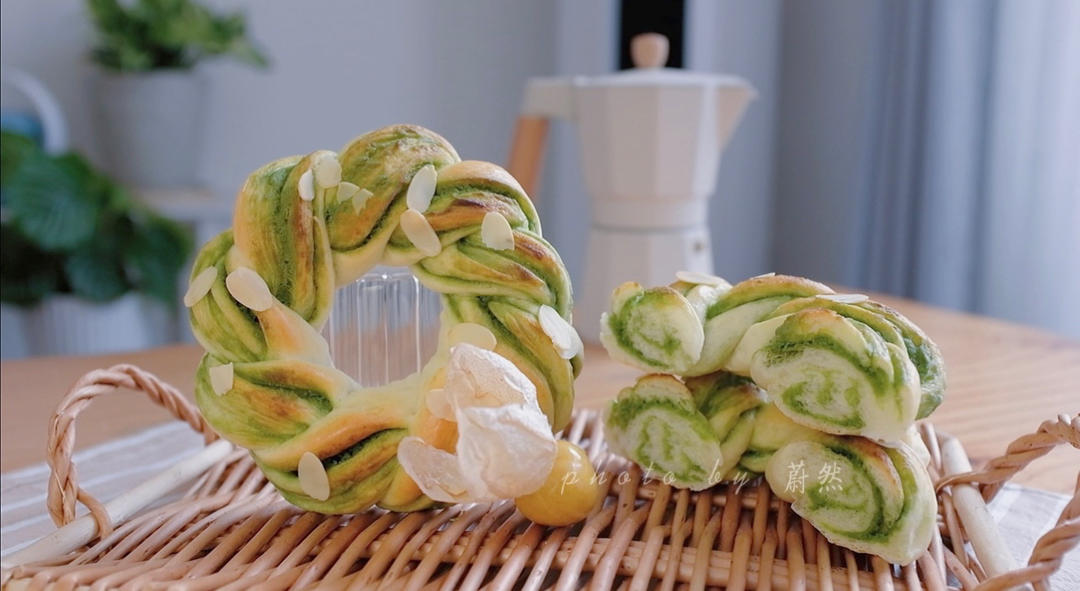 抹茶奶酥花环面包