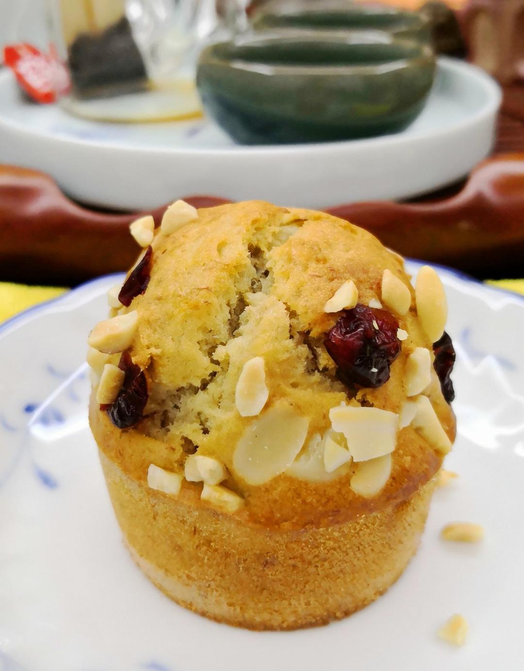 香蕉马芬纸杯蛋糕黑加仑干花生碎