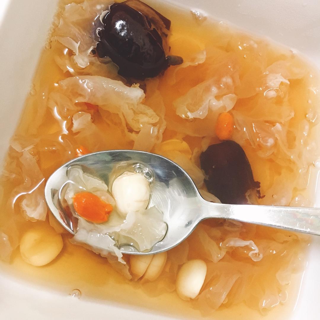 红枣枸杞银耳羹