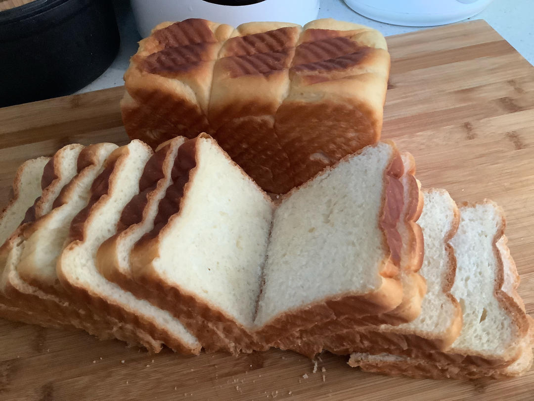 吐司方包，女儿说和来自台湾的爸爸糖一样好看好吃。零失败（是指我个人制作没有失败过）。