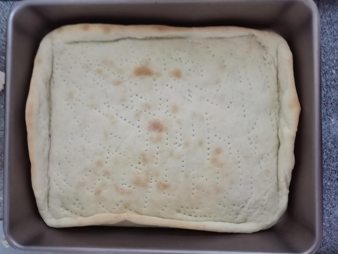 自制披萨饼皮~~比买的好吃百倍的披萨饼皮，外酥内软奶香味儿浓郁，直接吃都超级美味