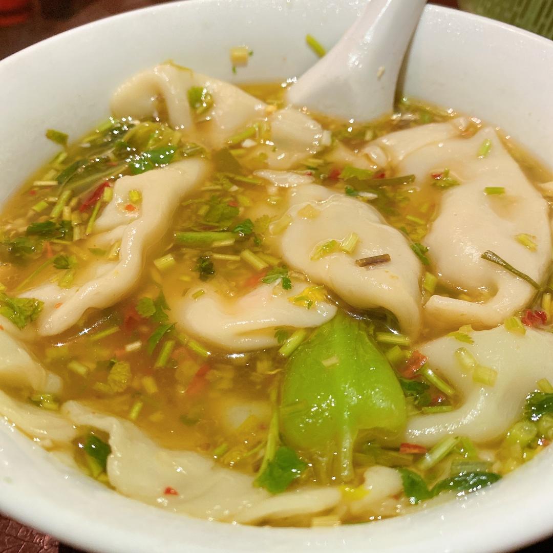 省时又便捷，没人能抗拒这碗酸汤水饺！🥟