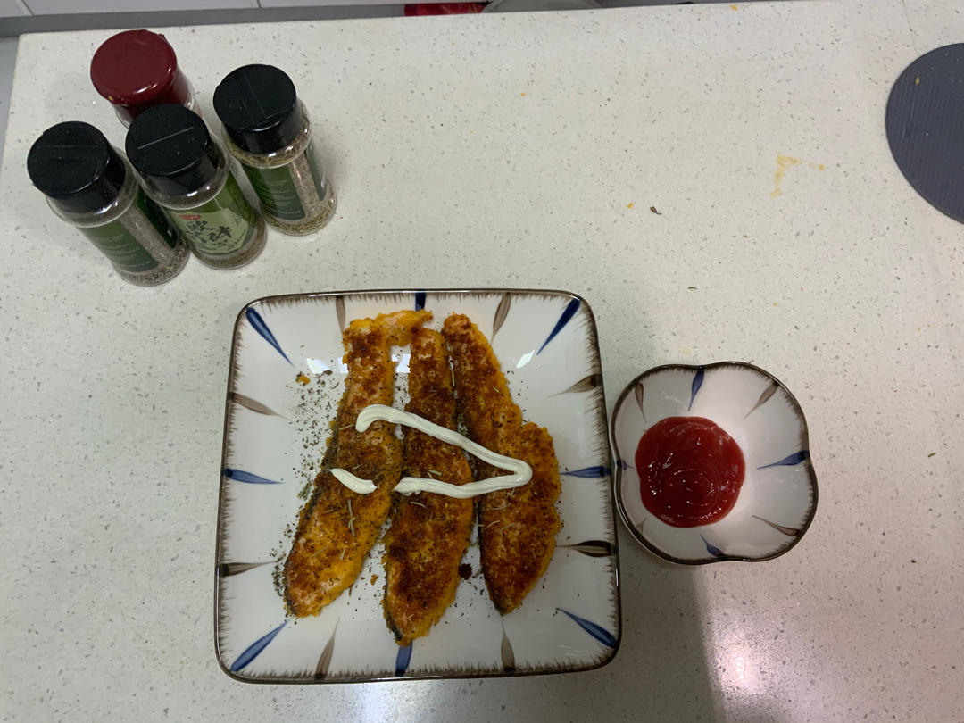 香煎三文鱼配芦笋，好吃又健康，减脂期必备