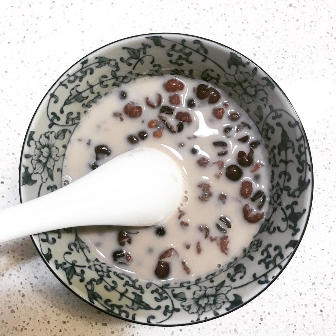 红枣红豆薏仁牛奶粥