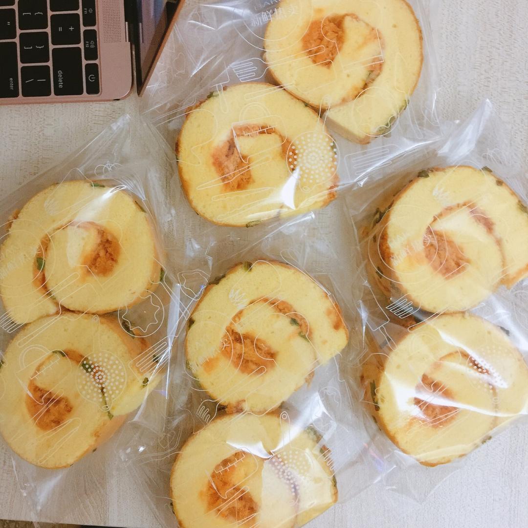 撒满肉松和香葱来块咸香的点心—香葱辣松蛋糕卷