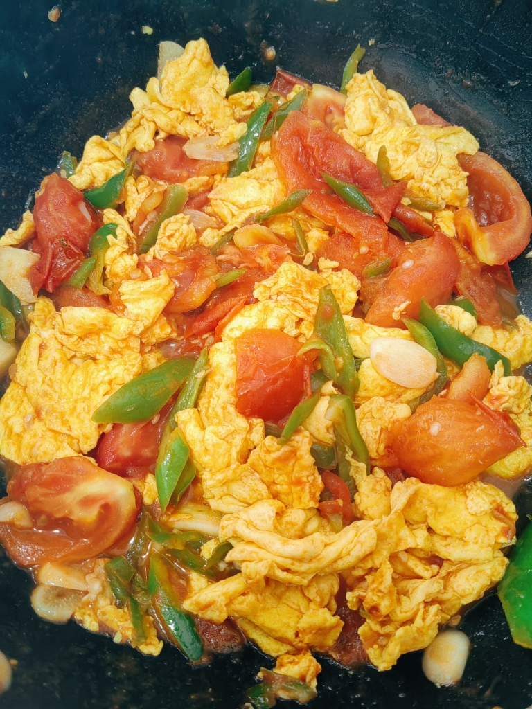 辣椒西红柿炒鸡蛋🥚，超级下饭。
