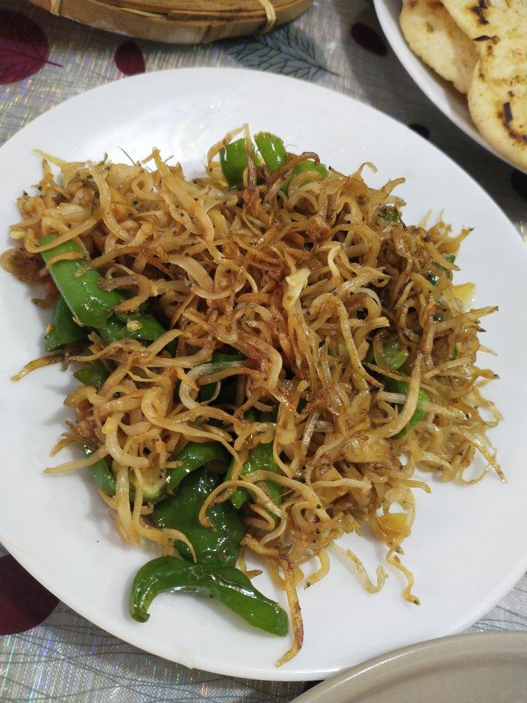 〈辣椒炒小银鱼〉，从小就很喜欢吃。欣小厨 😉