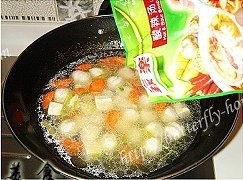 酸辣胡萝卜豆腐鱼丸汤的做法 步骤3