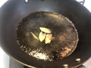 爆炒韭菜蛤蜊肉的做法 步骤2