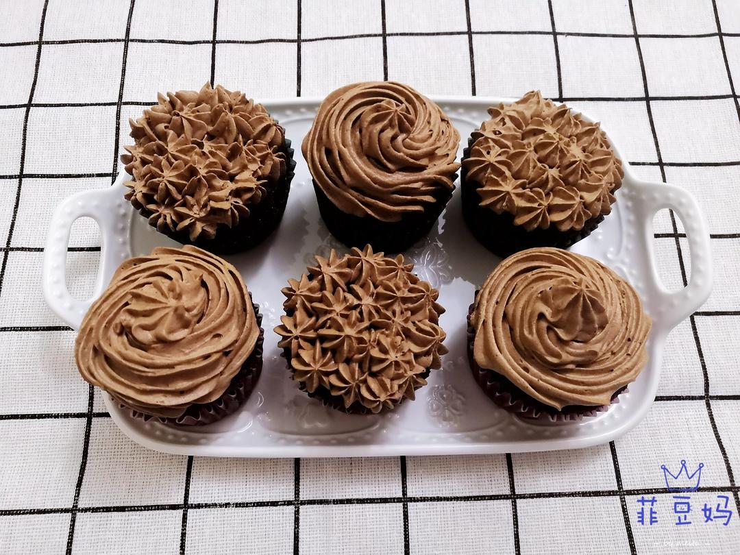 巧克力香缇奶油制作方法 浓醇巧克力奶油蛋糕 纸杯蛋糕