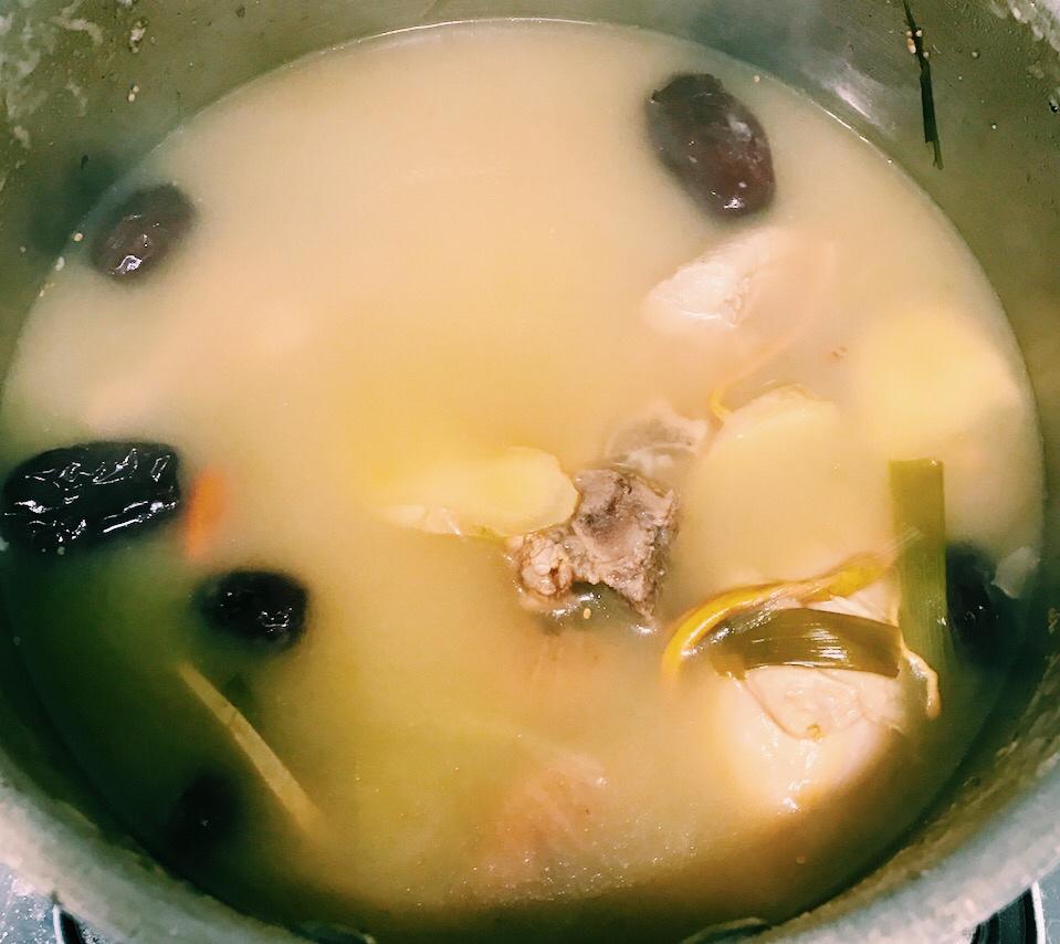 虫草花排骨鱼胶汤