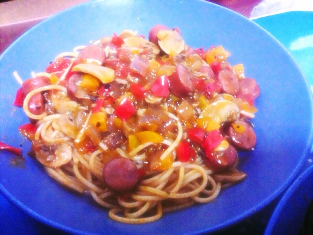 Sheldon喜欢的spaghetti with cut-up hotdogs 香肠意大利面