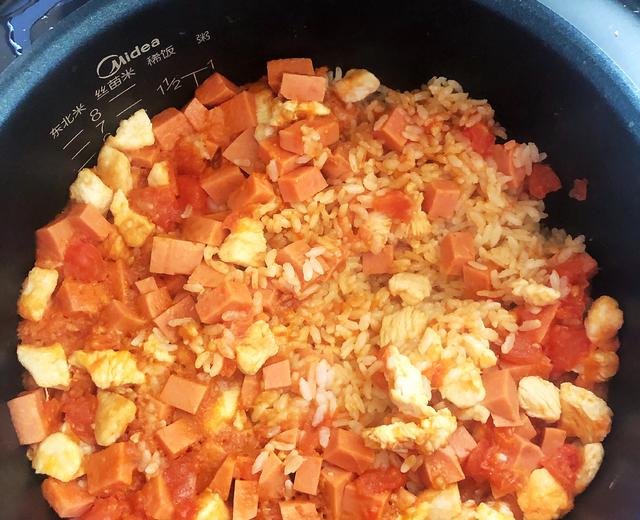 番茄鸡丁火腿肠焖饭的做法