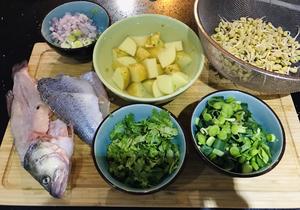 香煎鲈鱼配炖蒜苗和豆芽的做法 步骤1