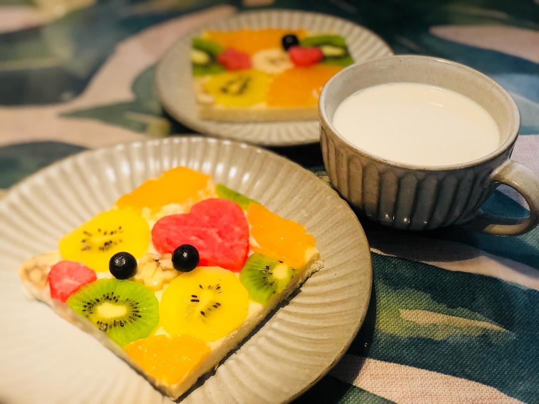 开放的水果缤纷三明治