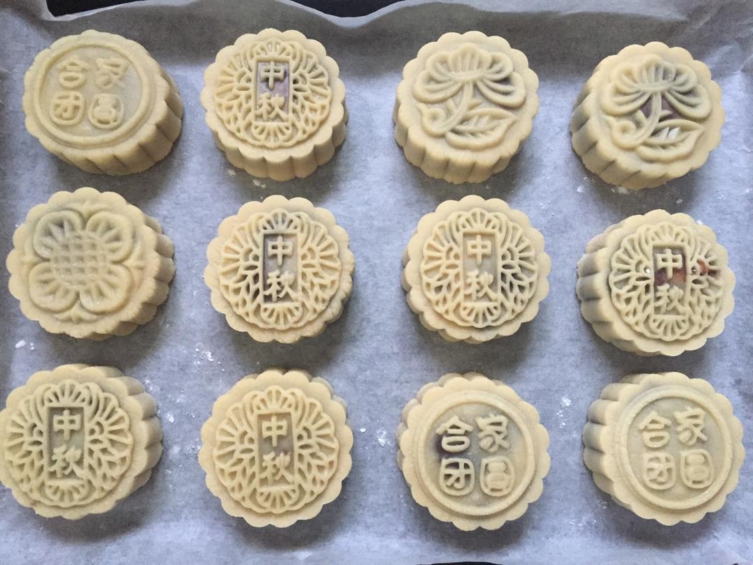 广式月饼－－蛋黄豆沙月饼