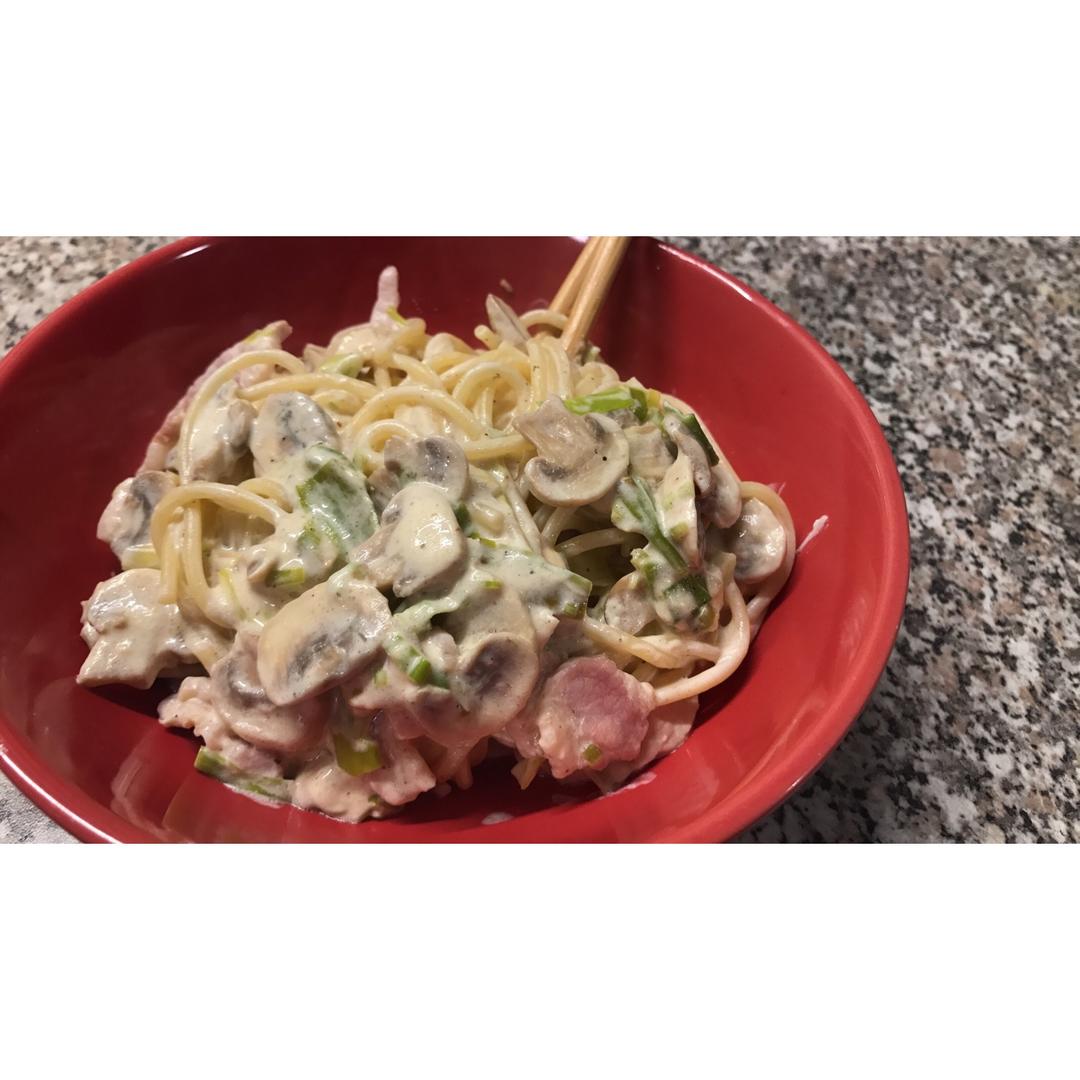 奶油培根蘑菇意面