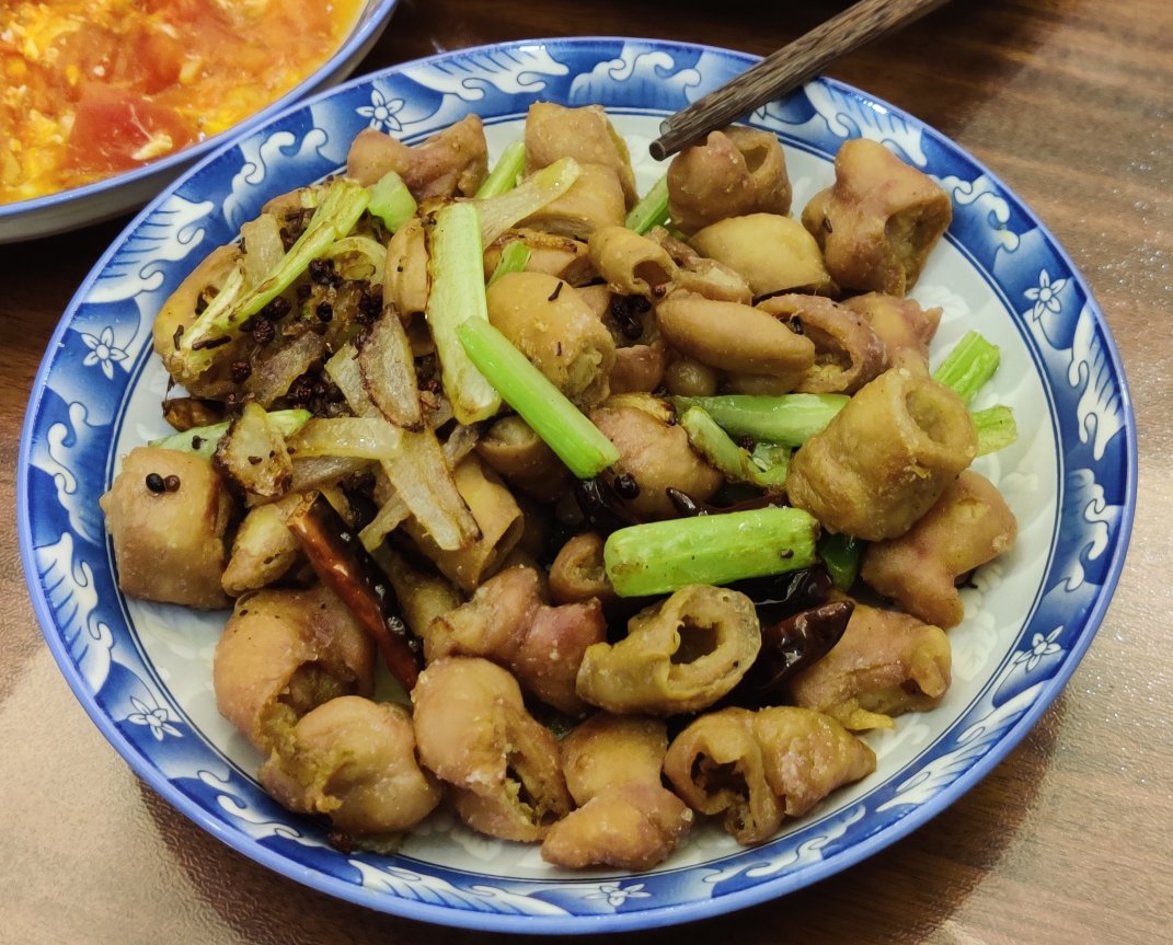 【创意小厨娘】家庭版干锅肥肠——简单易学，绝对的下饭菜，吃着超过瘾。