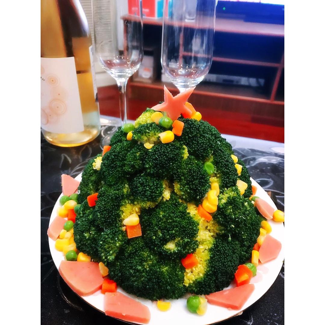 圣诞树沙拉的详细制作方法（西兰花土豆泥圣诞花环）