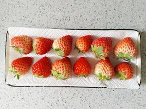 白草莓变红草莓🍓的做法 步骤1