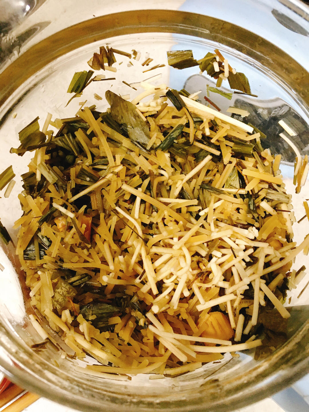 清热下火 灯芯花芦根淡竹叶煮水的做法 步骤1