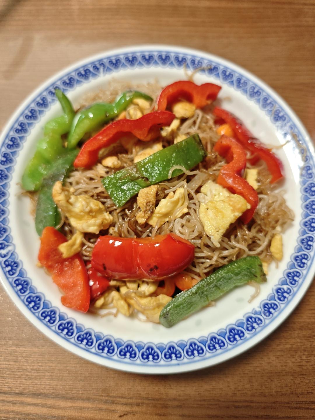 青红椒炒米粉的做法