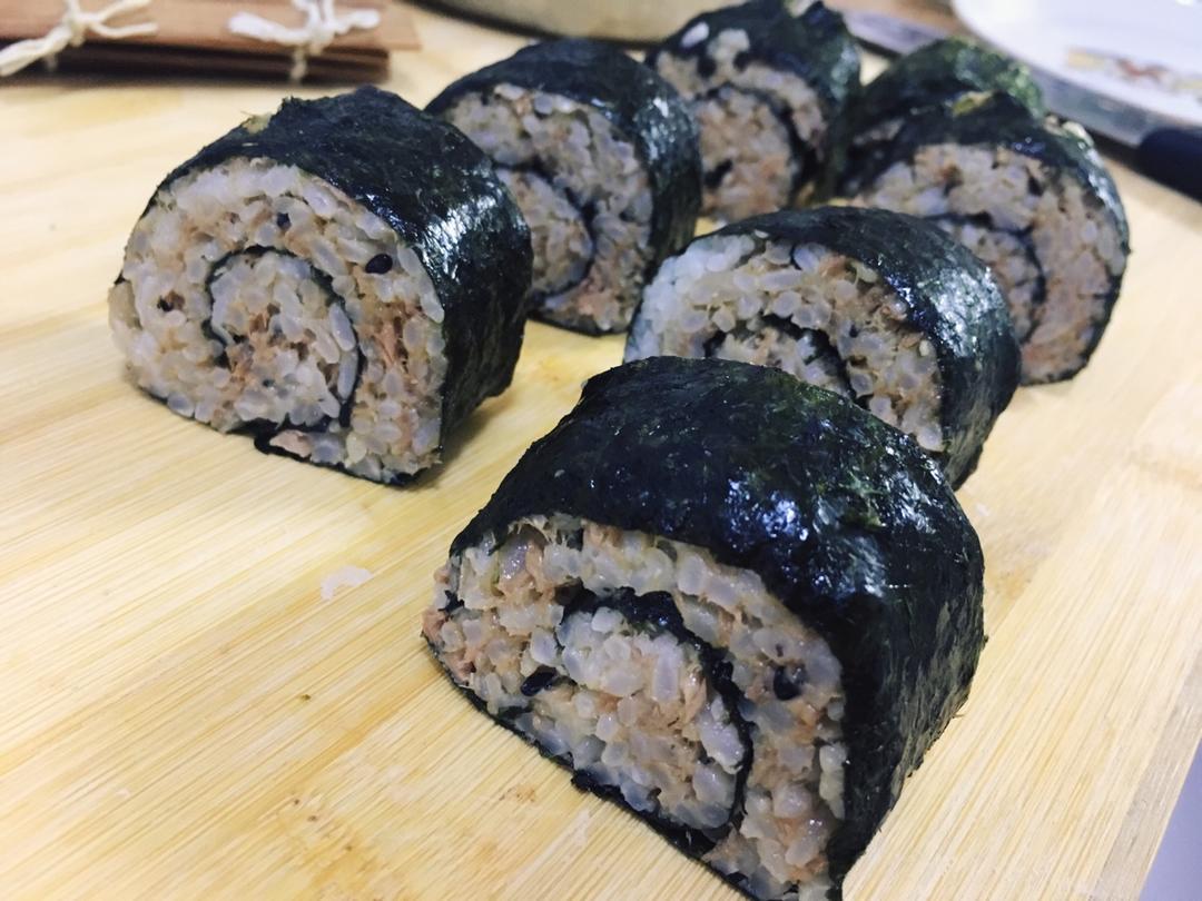 金枪鱼芝麻手捏饭团