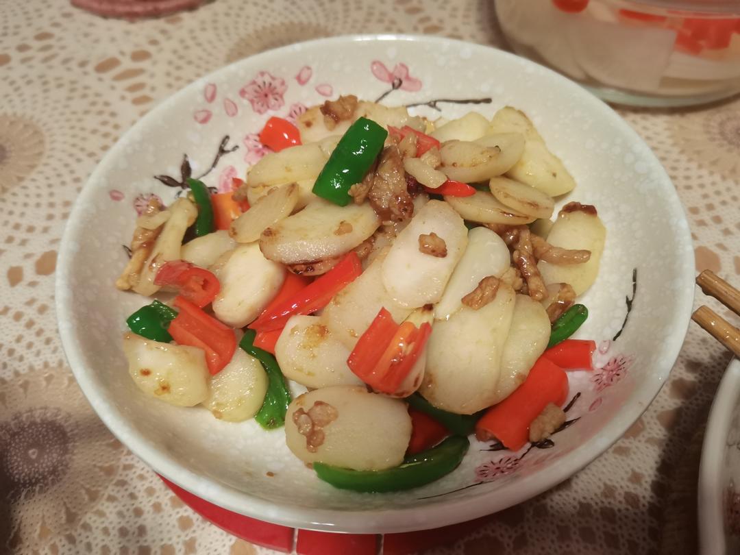 马蹄一般都用来煲汤，试过马蹄炒着吃吗？马蹄炒肉，可好吃啦~