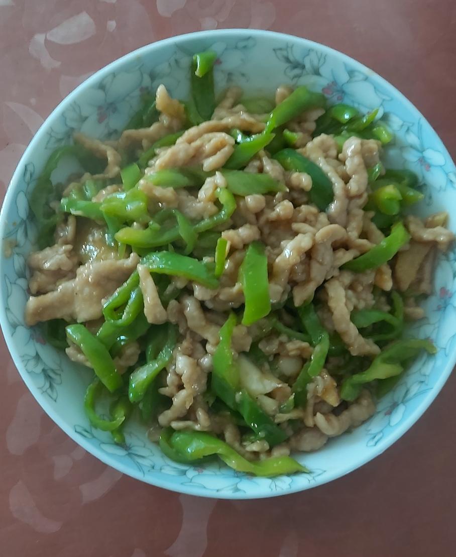 青椒肉丝，这样炒太好吃了。