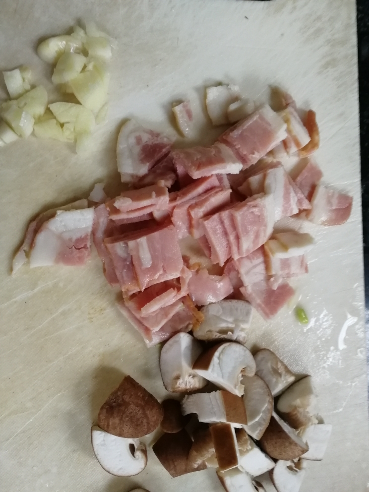 一人食：培根薯仔豆角菇菇焖饭的做法 步骤1